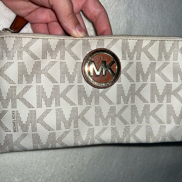 Michael Kors Wristlet - Picture 2 of 12